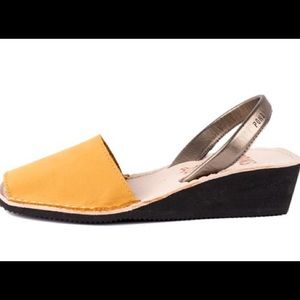 Avarcas Spanish wedge sandals NWT